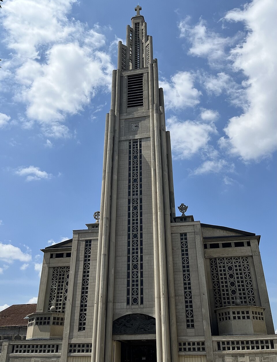 Façade de Notre-Dame du Raincy pendant une visite guidée